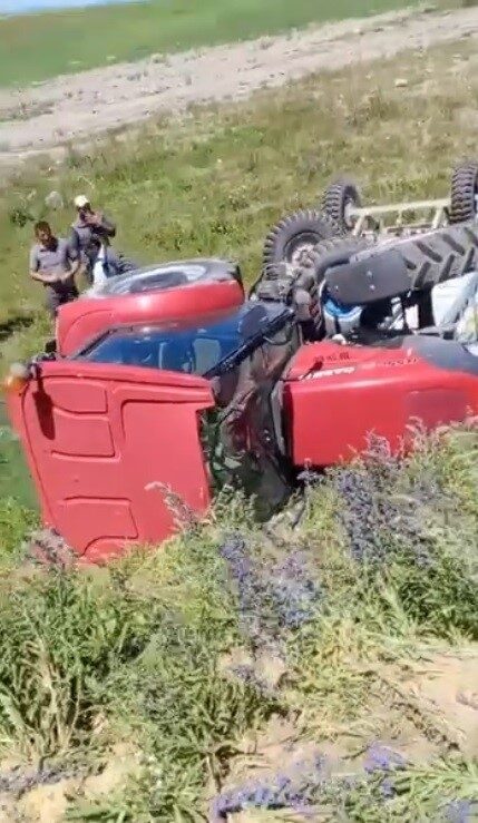 Kars’ta seyir halindeki traktör şarampole devrildi. Kaza; Merkez Aynalı köyü-