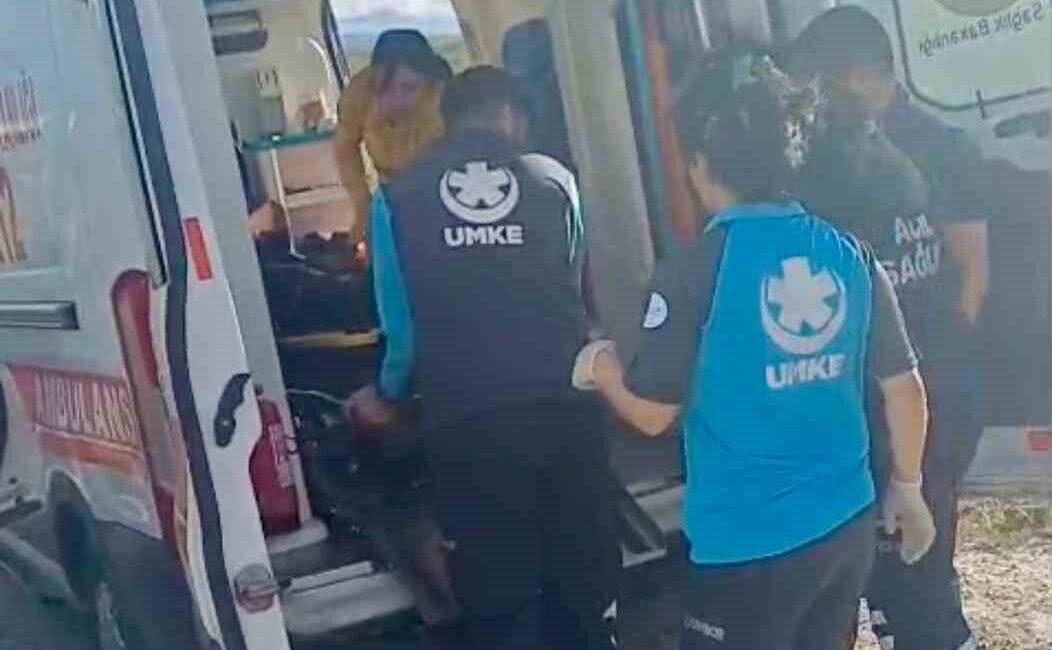 Kars’ta yaylada hayvanlarını otlatırken dengesini kaybederek kayalıktan düşen çoban yaralandı.