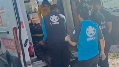Kars’ta yaylada hayvanlarını otlatırken dengesini kaybederek kayalıktan düşen çoban yaralandı.