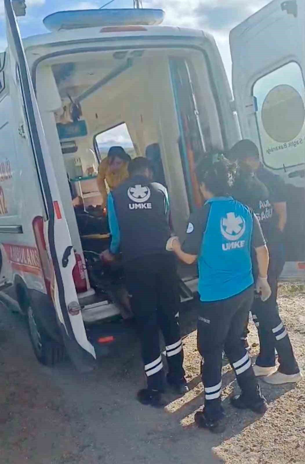 Kars’ta yaylada hayvanlarını otlatırken dengesini kaybederek kayalıktan düşen çoban yaralandı.