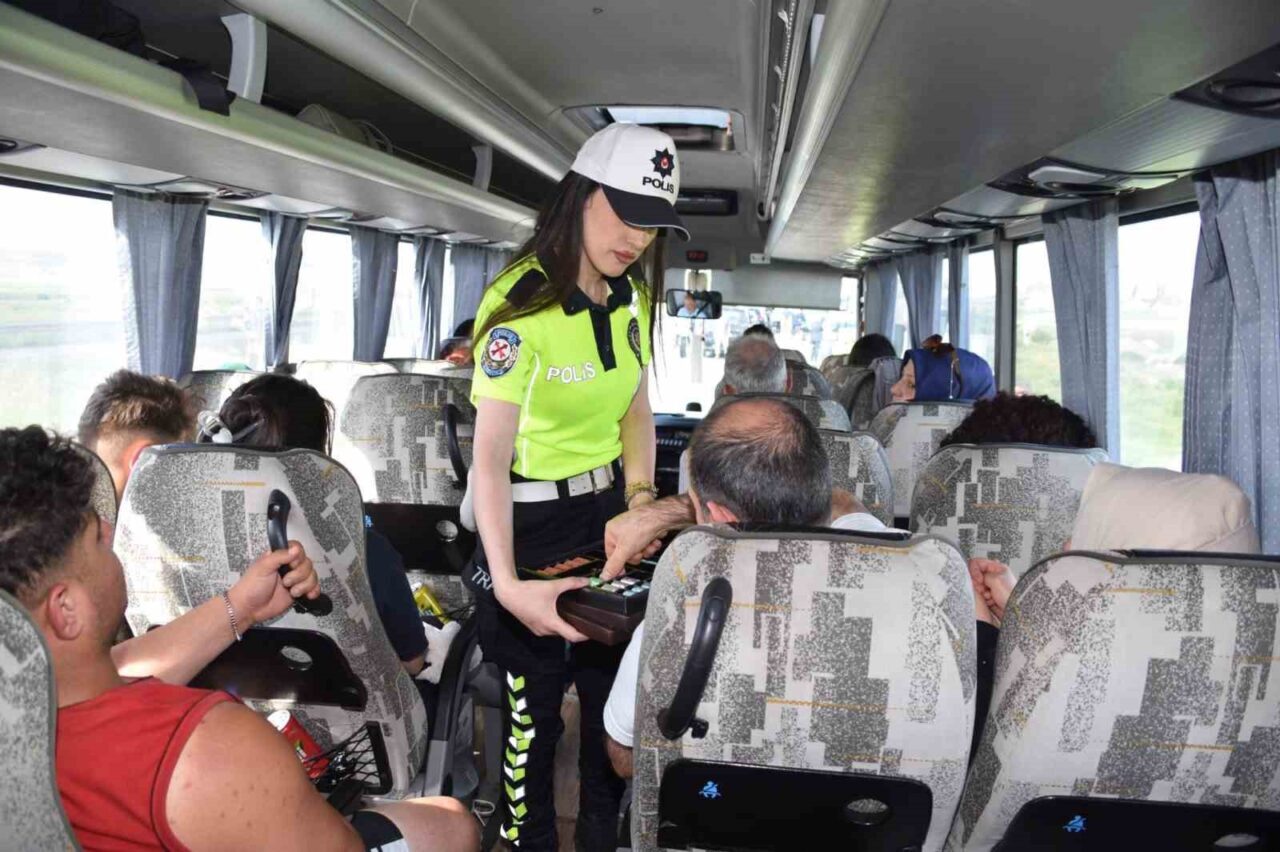 Kars’ta otobüsler trafik ekiplerince denetlendi. Trafik ekipleri yaptıkları denetim ve