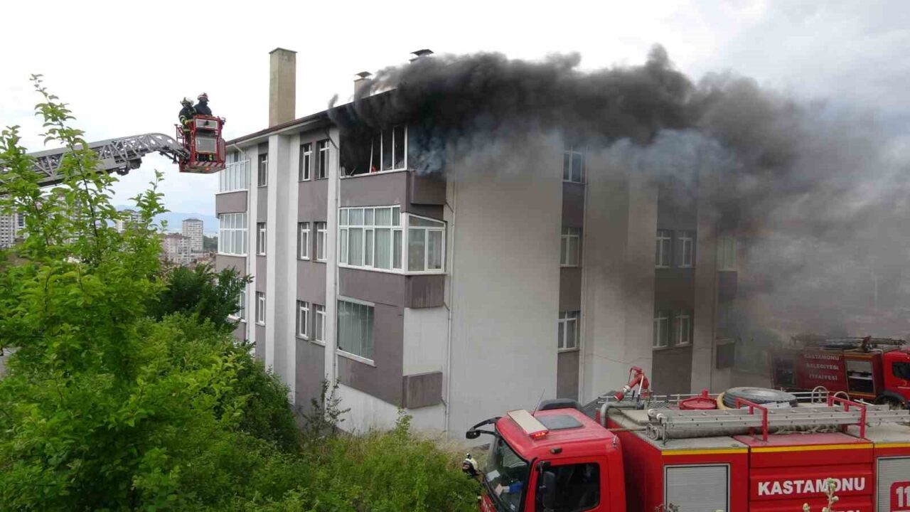 Kastamonu’da 4 katlı binada çıkan yangında, alevlere teslim olan daire