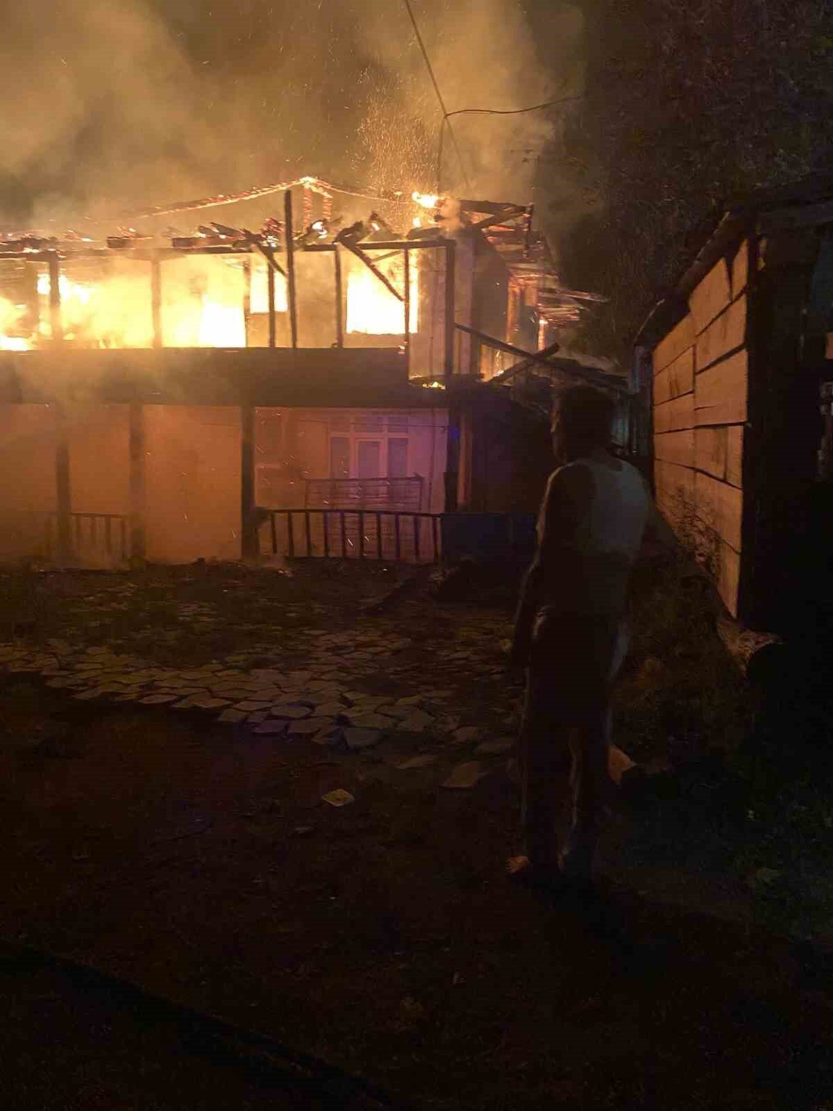 Kastamonu’da alevlere teslim olan iki katlı ahşap ev kullanılmaz hale