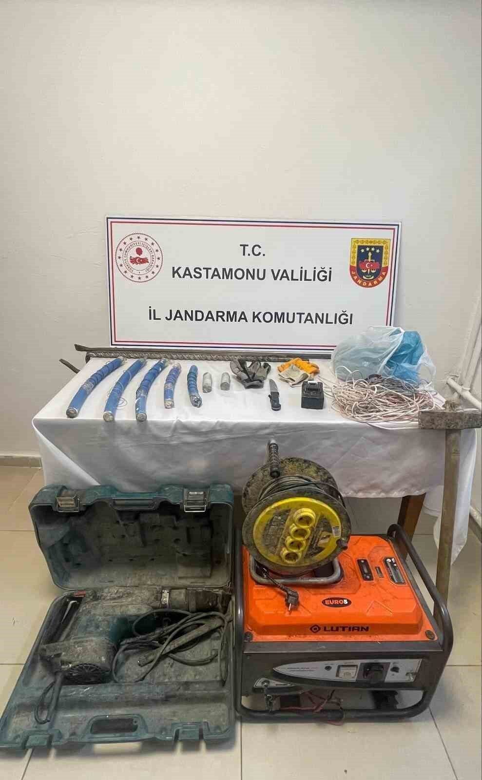 Kastamonu’nun Araç ilçesinde jandarma ekipleri tarafından düzenlenen operasyonda, kaçak define
