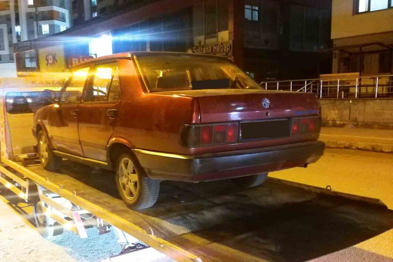 Kastamonu’da drift attığı tespit edilen sürücüye para cezası uygulanırken, aracı