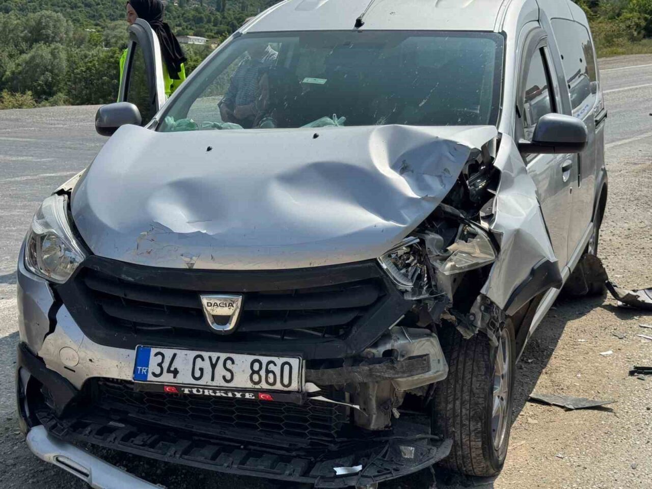 Kastamonu’nun Hanönü ilçesinde iki hafif ticari aracın çarpışması neticesinde meydana