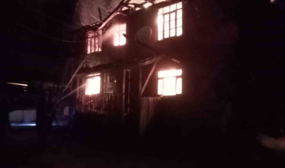 Kastamonu’da iki katlı ahşap ev, çıkan yangın sonrasında kullanılamaz hale