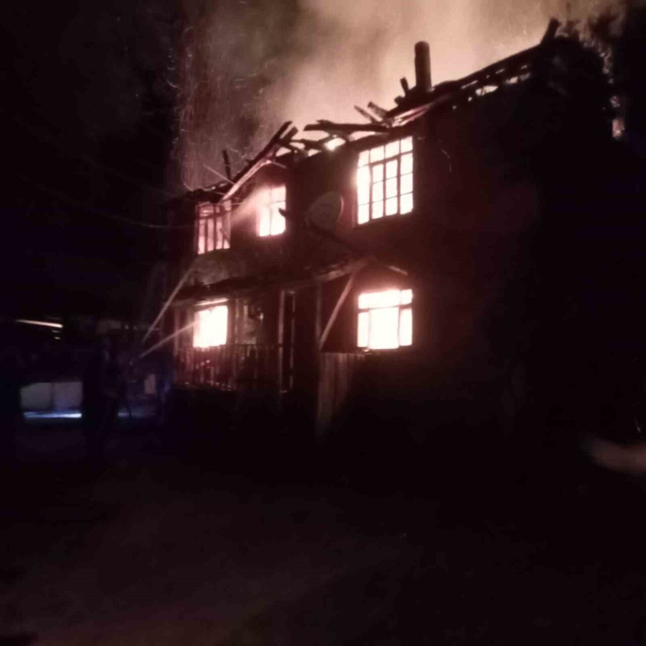 Kastamonu’da iki katlı ahşap ev, çıkan yangın sonrasında kullanılamaz hale