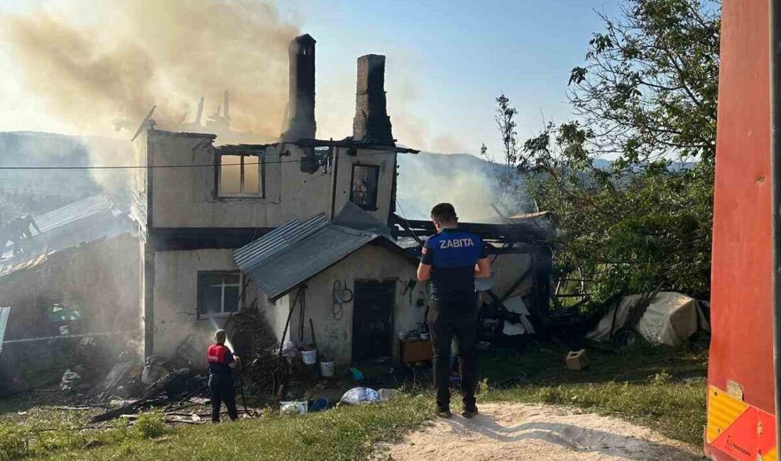 Kastamonu’nun Azdavay ilçesinde çıkan yangında iki katlı ahşap ev, kullanılamaz