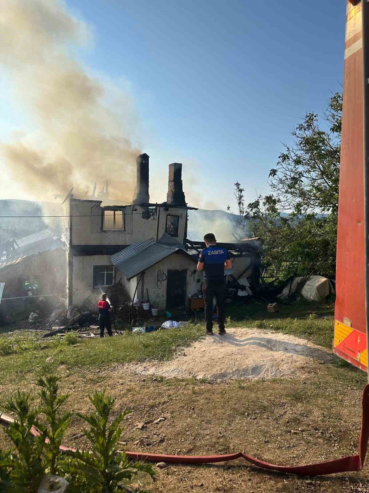 Kastamonu’nun Azdavay ilçesinde çıkan yangında iki katlı ahşap ev, kullanılamaz