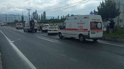 Kastamonu’nun Tosya ilçesi D100 karayolunda iki otomobilin çarpışması neticesinde meydana