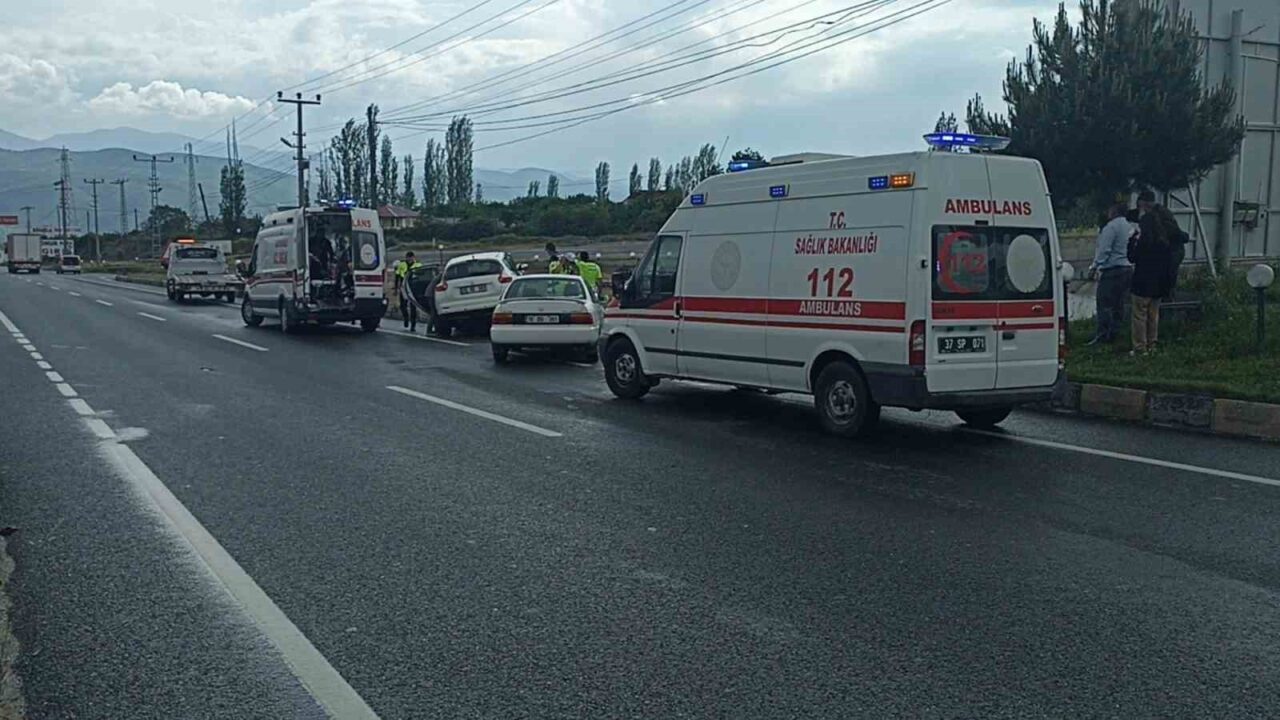 Kastamonu’nun Tosya ilçesi D100 karayolunda iki otomobilin çarpışması neticesinde meydana