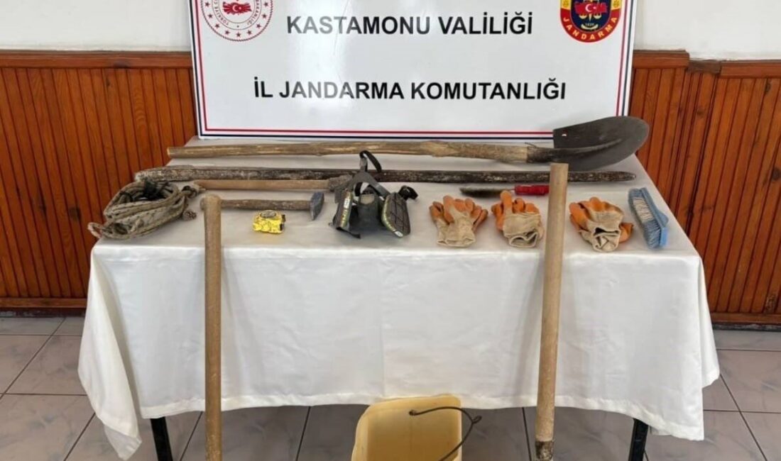 Kastamonu’da kaçak kazı yaptıkları sırada suçüstü yakalanan üç şahıs, jandarma