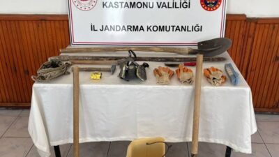 Kastamonu’da kaçak kazı yaptıkları sırada suçüstü yakalanan üç şahıs, jandarma