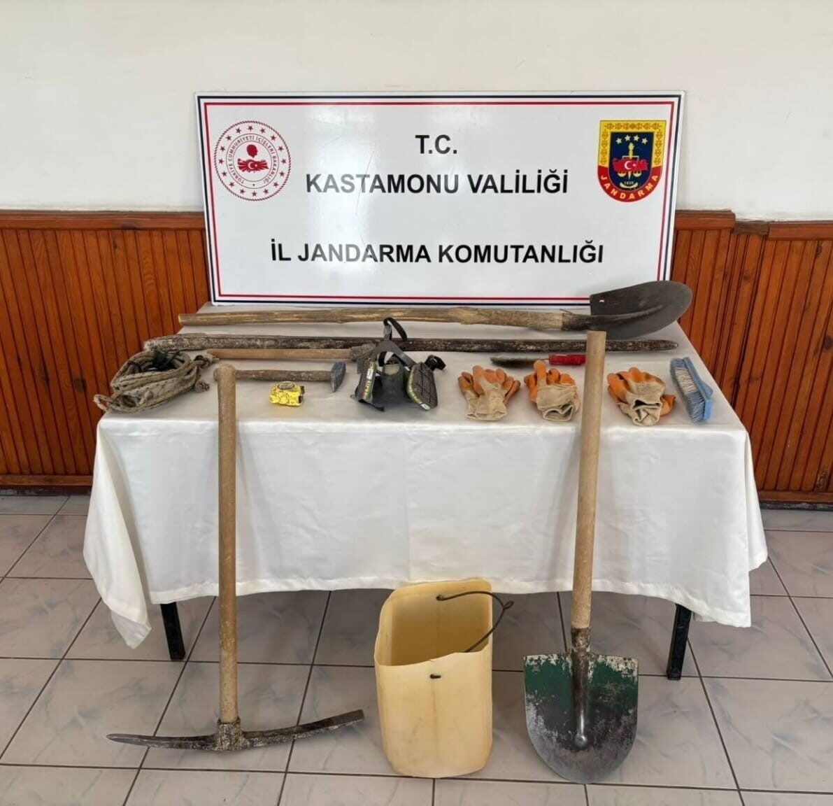 Kastamonu’da kaçak kazı yaptıkları sırada suçüstü yakalanan üç şahıs, jandarma