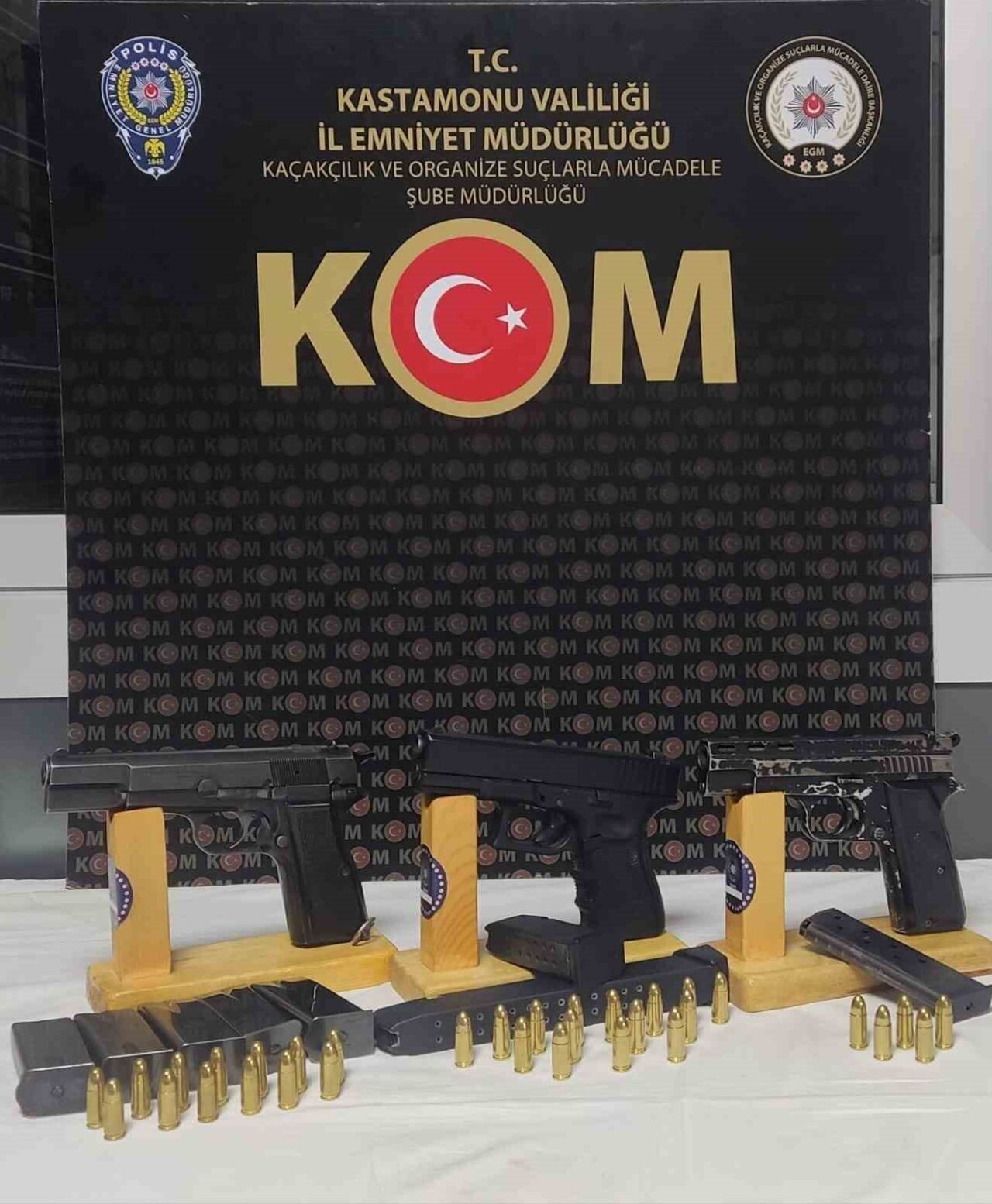 Kastamonu’da polis ekipleri tarafından düzenlenen operasyonlarda kaçak silahla yakalanan 4