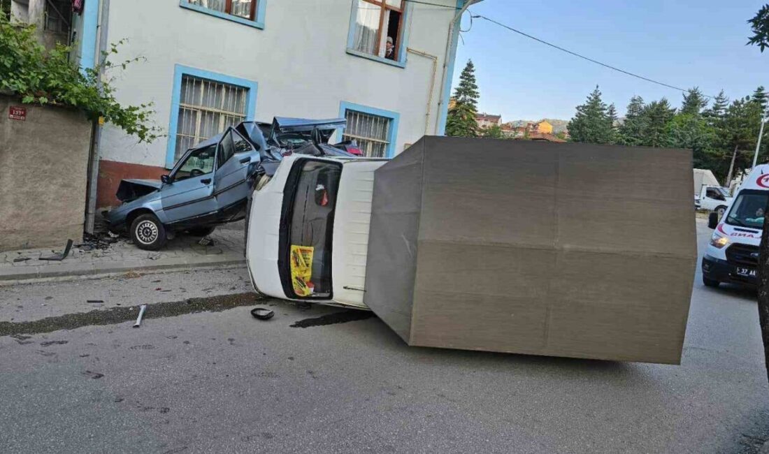 Kastamonu’nun Tosya ilçesinde park halindeki otomobile çarpan kamyonetin sürücüsü yaralandı.