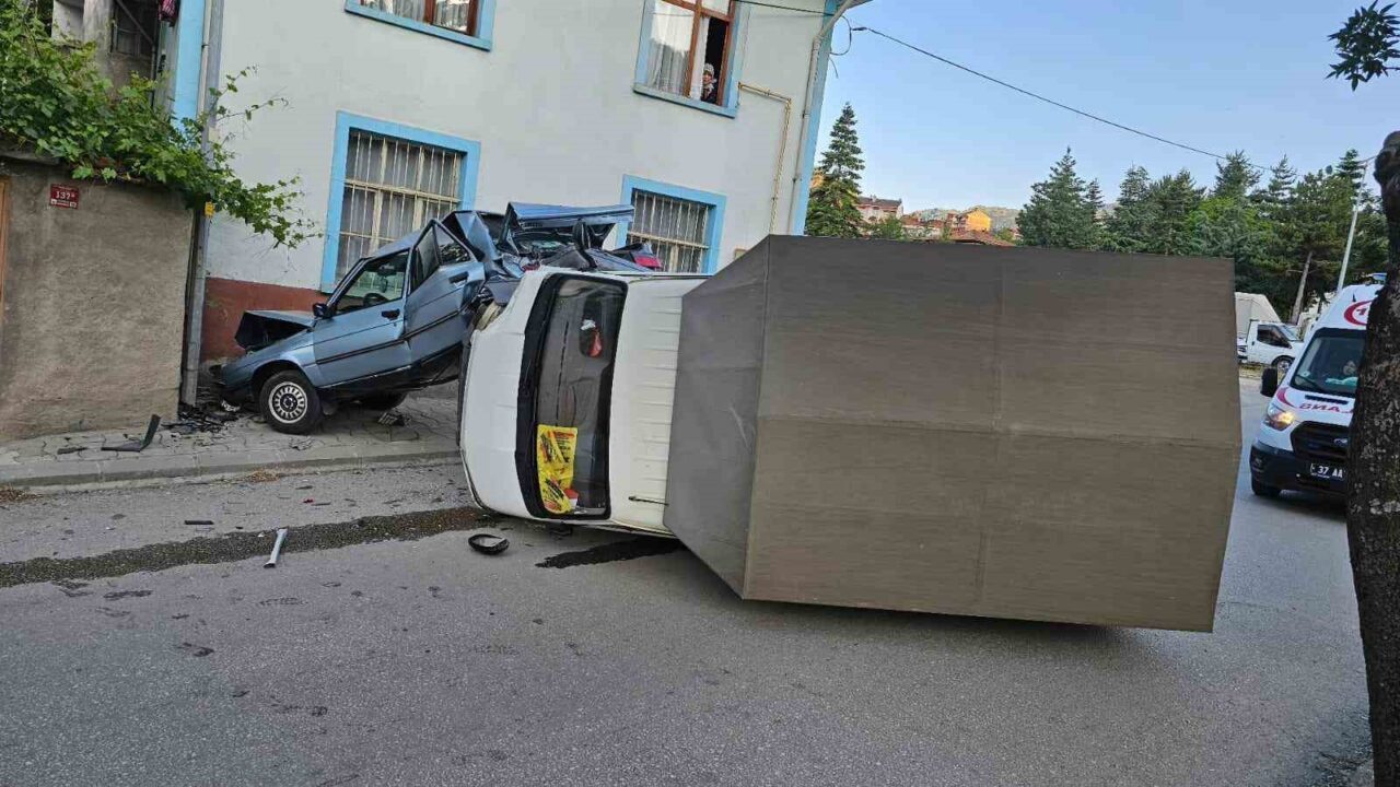 Kastamonu’nun Tosya ilçesinde park halindeki otomobile çarpan kamyonetin sürücüsü yaralandı.