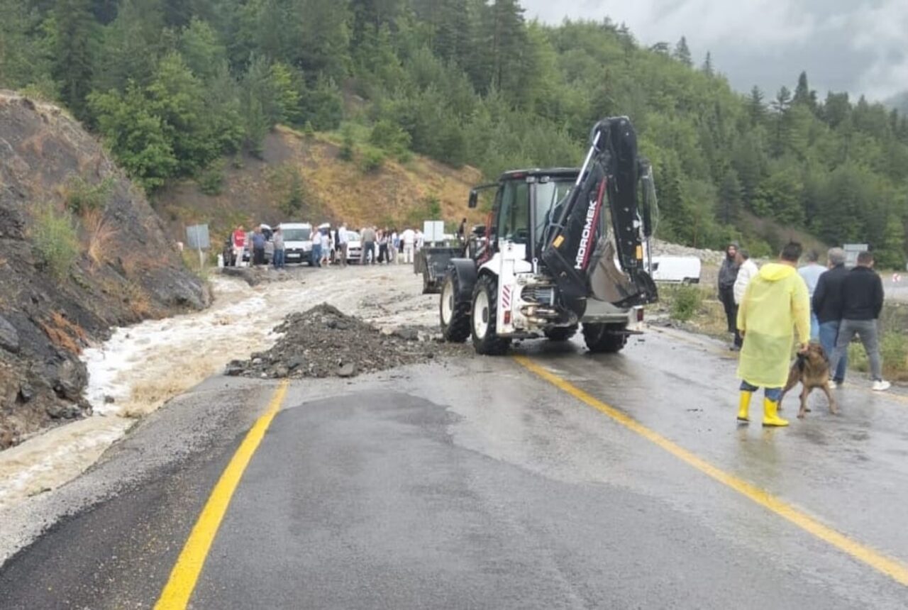 Kastamonu’nun Küre ilçesinde etkili olan kuvvetli sağanak yağış sebebiyle kapanan