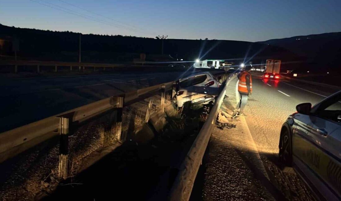 Kastamonu’nun Tosya ilçesi D100 karayolunda otomobilin bariyerlere çarpması neticesinde meydana
