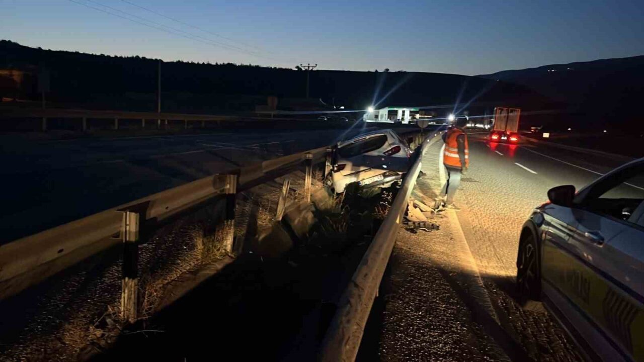 Kastamonu’nun Tosya ilçesi D100 karayolunda otomobilin bariyerlere çarpması neticesinde meydana