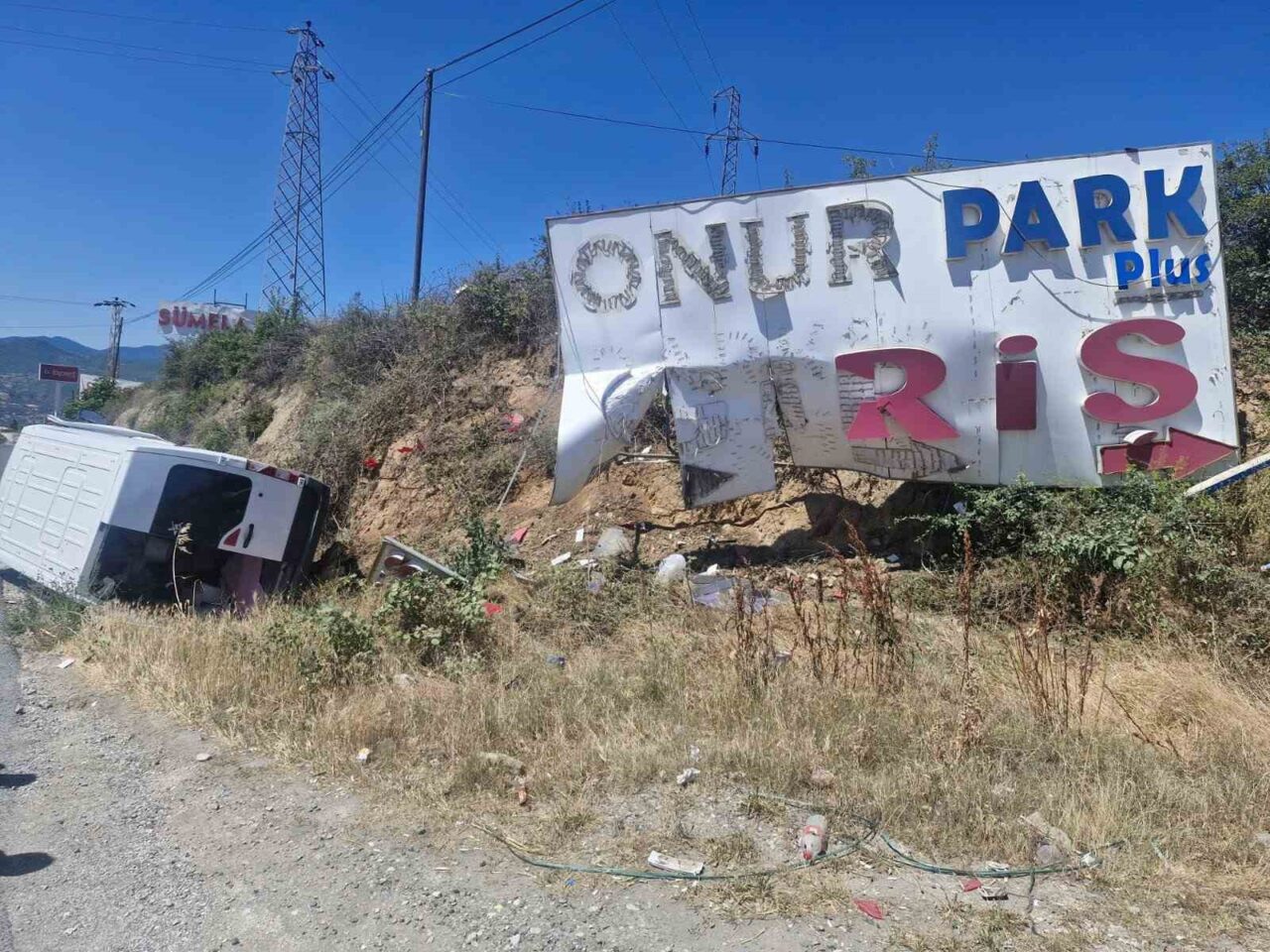 Kastamonu’nun Tosya ilçesinde D100 karayolunda kontrolden çıkan minibüs, reklam panosuna