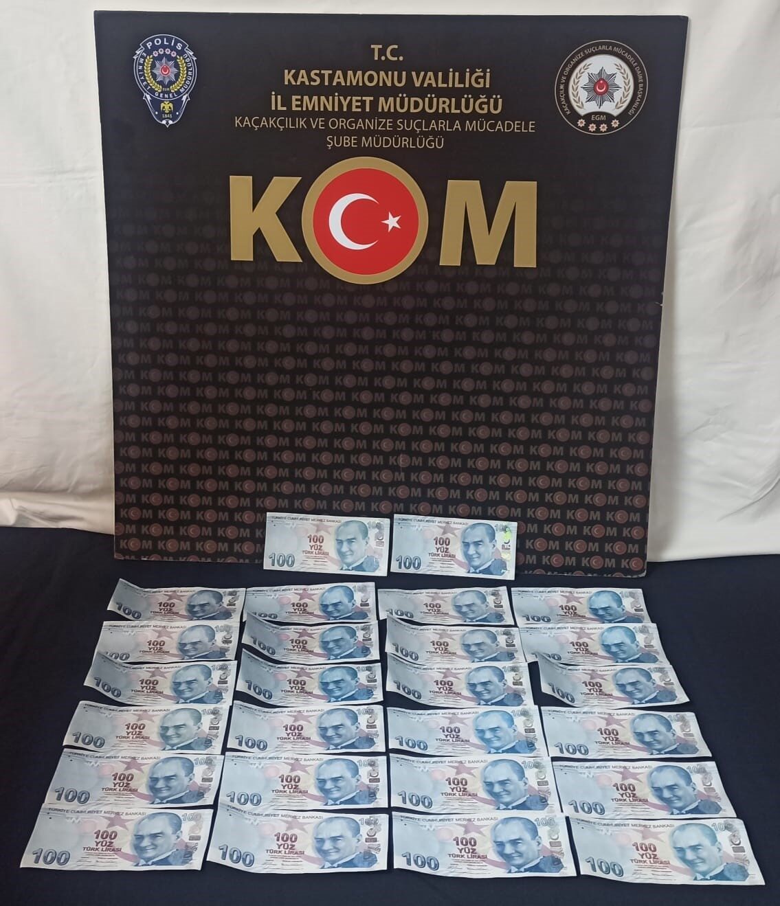 Kastamonu’da polis ekipleri tarafından düzenlenen operasyonda 26 adet 100 TL’lik