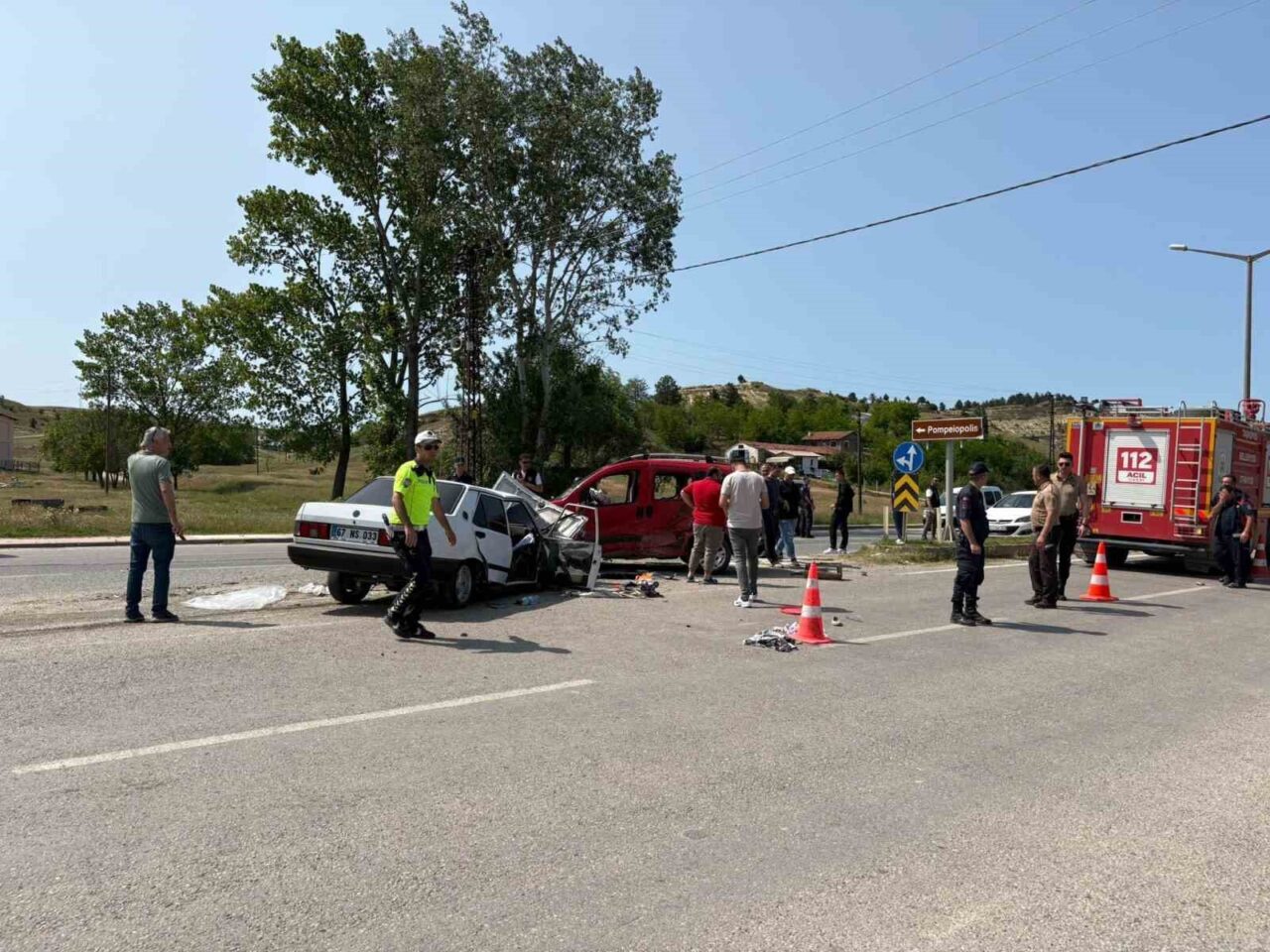 Kastamonu’nun Taşköprü ilçesinde Tofaş otomobil ile hafif ticari aracın kafa