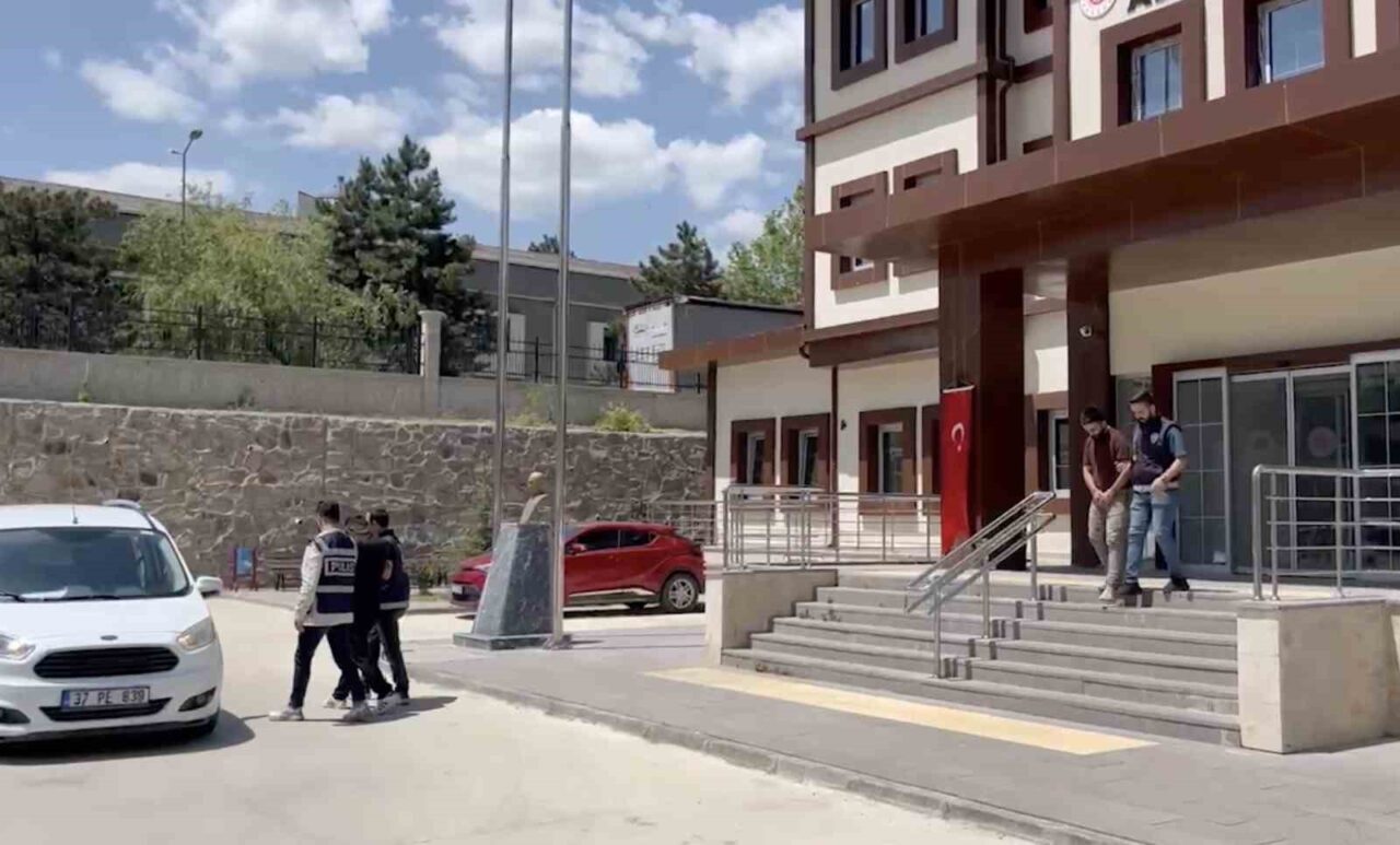 Kastamonu’nun Tosya ilçesinde polis ekipleri tarafından 212 adet sentetik ecza