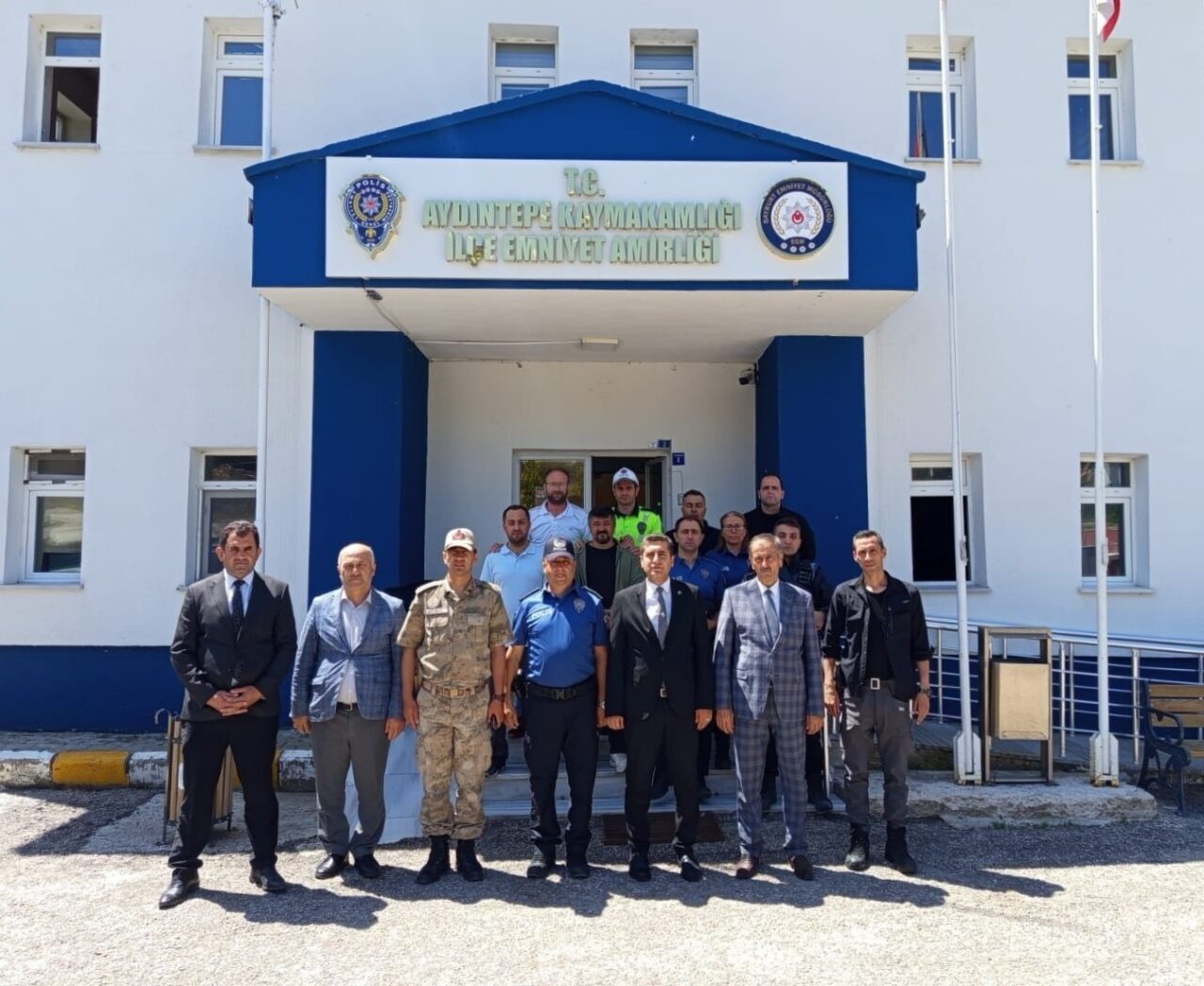 Aydıntepe’de görevi başında bulunan güvenlik güçlerinin, sağlık çalışanlarının bayramı kutlandı.