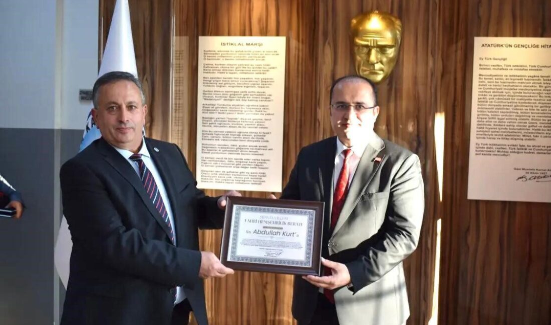 Kaymakam Kurt’a ‘Fahri hemşehrilik beratı’ Şenkaya Kaymakamı Abdullah Kurt’un Rize Vali Yardımcılığı’na tayini dolayısıyla Şenkaya