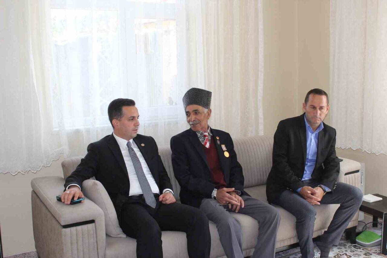 Demirözü Kaymakamı Yasin Şahin, şehit ve gazi ailelerinin bayramını kutlamak