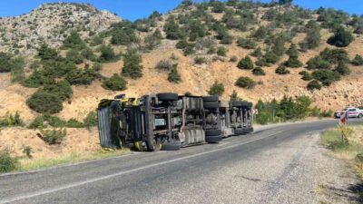Erzincan’ın Kemaliye ilçesinde virajı alamayan tır devrildi. Kaza, bugün sabah