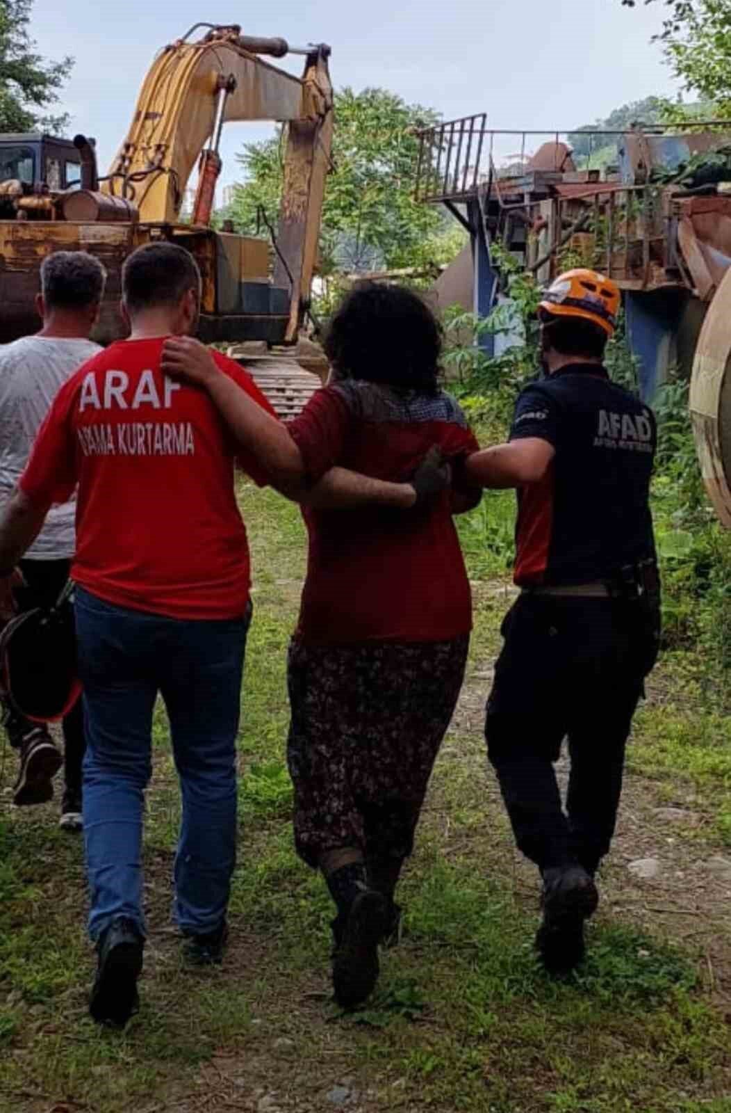 Rize’de sabah saatlerinde evinden çıkan ve kendisinden haber alınmayan kadın,