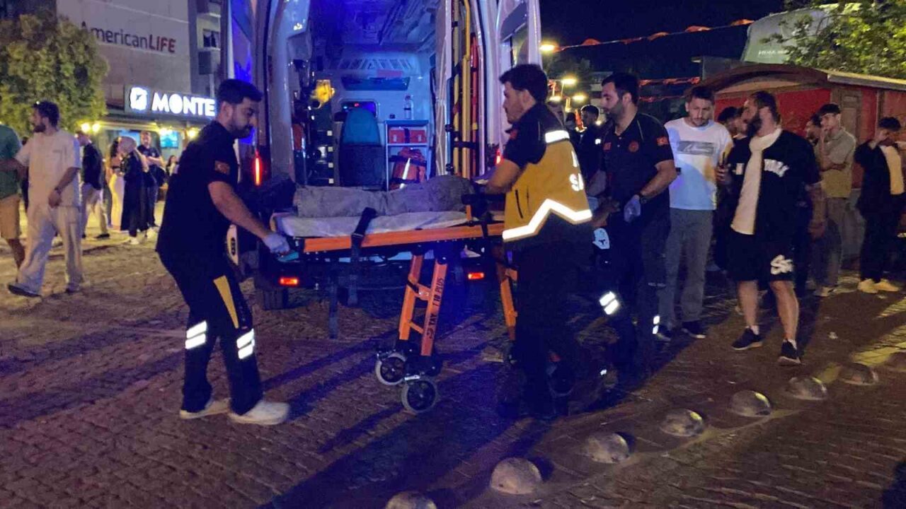 Kocaeli’nin İzmit ilçesindeki kent meydanında 17 yaşındaki genç, tartıştığı şahıslar