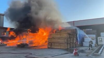 Kocaeli’nin Gebze ilçesinde bir kereste deposunda çıkan yangın, itfaiye ekipleri