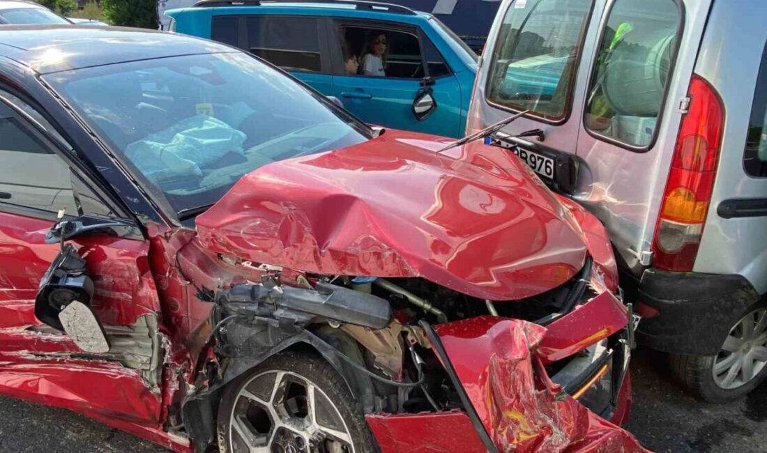 Kocaeli TEM Otoyolu’da 8 aracın karıştığı zincirleme trafik kazasında kimsenin