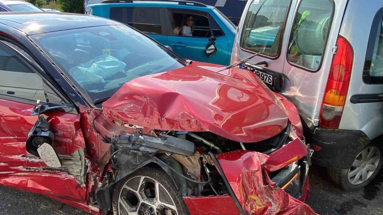 Kocaeli TEM Otoyolu’da 8 aracın karıştığı zincirleme trafik kazasında kimsenin