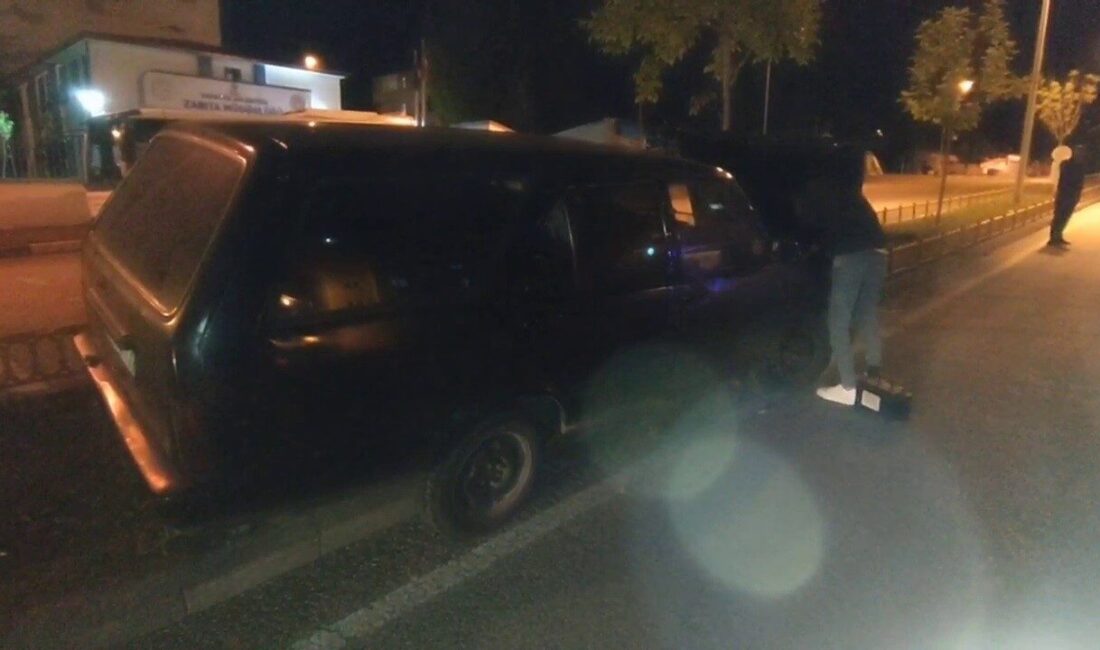 Erzurum’un Yakutiye ilçesinde sürücüsünün direksiyon hakimiyetini kaybettiği otomobil refüje çıkarak