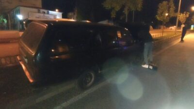 Erzurum’un Yakutiye ilçesinde sürücüsünün direksiyon hakimiyetini kaybettiği otomobil refüje çıkarak