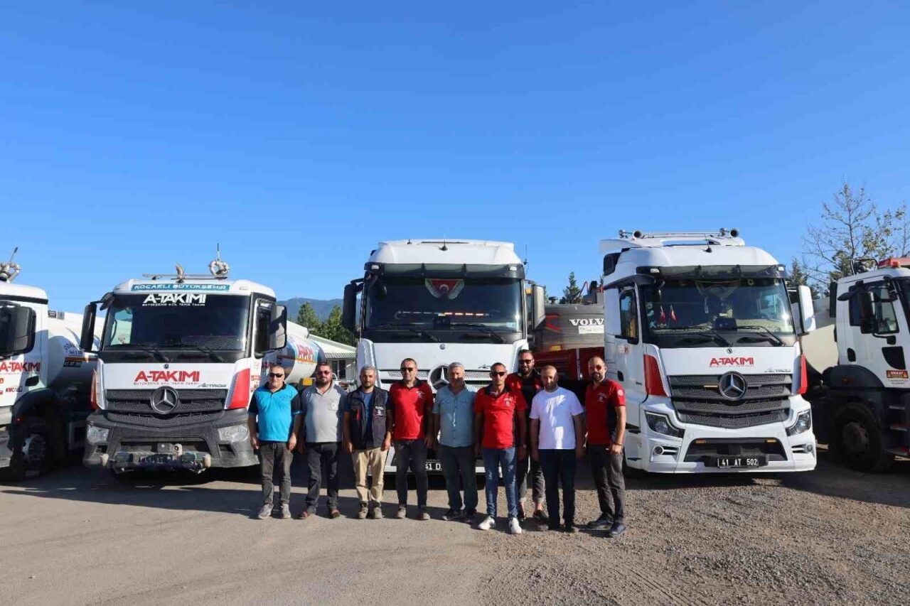 Kocaeli Büyükşehir Belediyesi’nin A Takımı ekipleri, çıkan yangına müdahale etmek