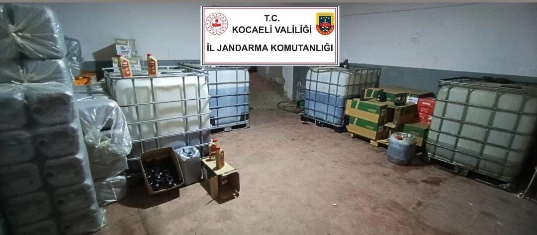 Kocaeli’de atık yağları sahte markalarla piyasaya süren şahıslara yönelik operasyonda,