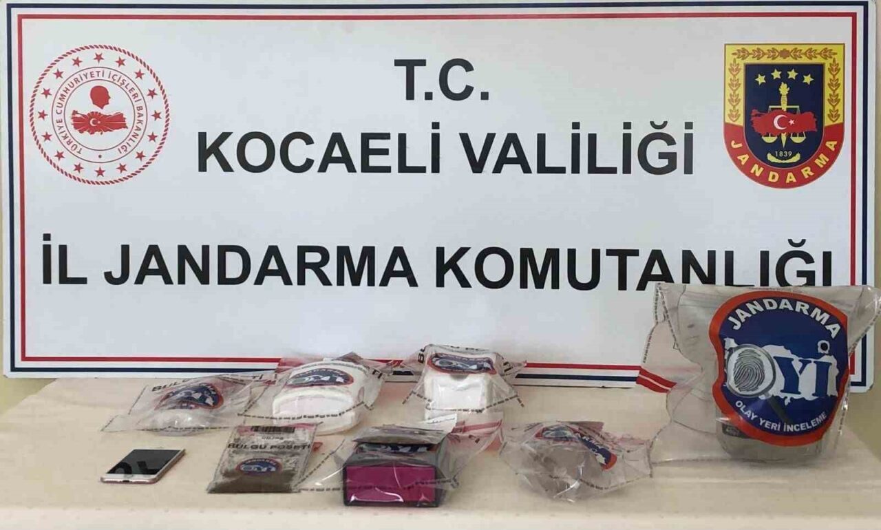 Kocaeli’nin İzmit ilçesinde uyuşturucu satıcılarına yönelik 5 adrese eş zamanlı