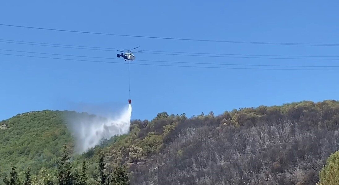 Kocaeli’nin Körfez ilçesinde ağaçlık alanda çıkan yangın, havadan ve karadan