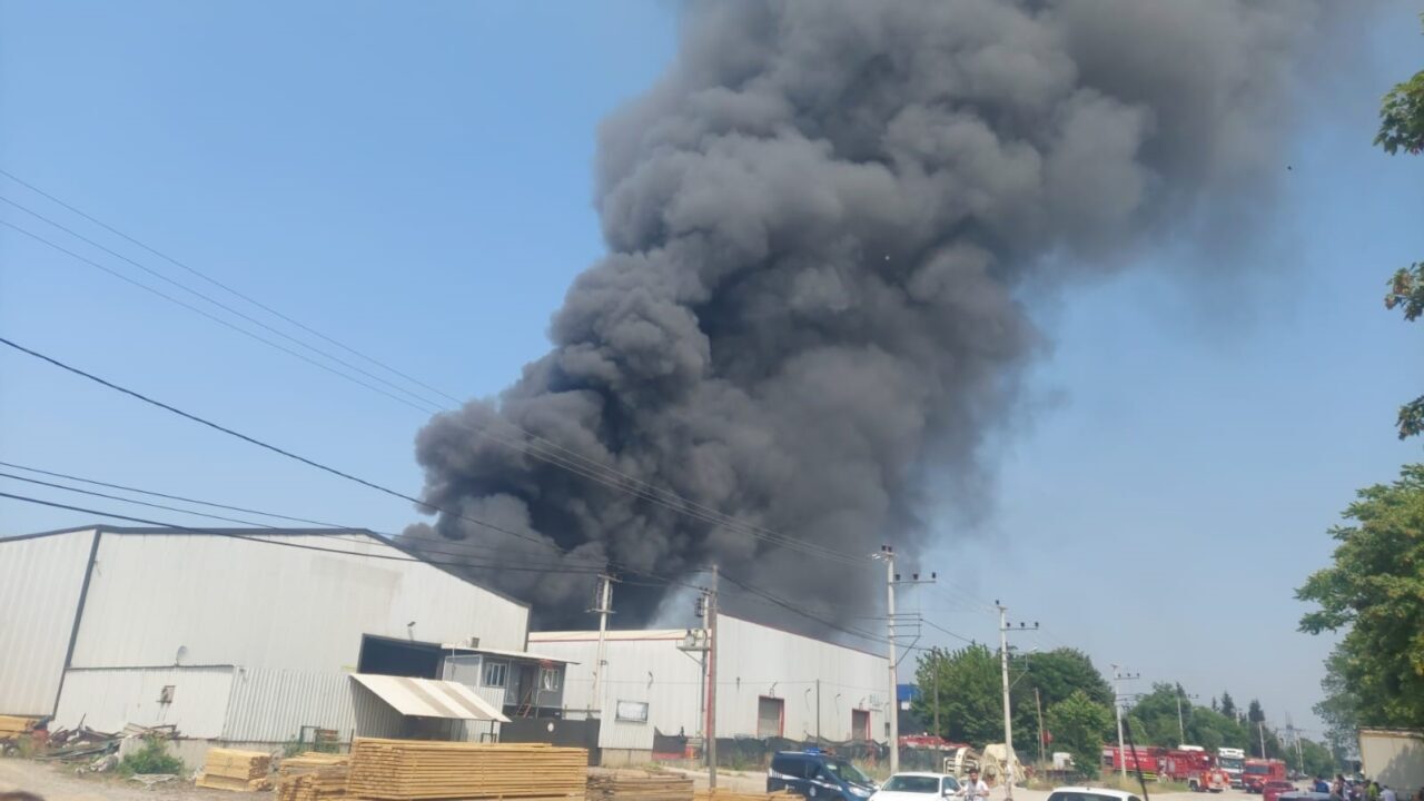 Kocaeli’de bir boya fabrikasında yangın çıktı. Olay yerine çok sayıda