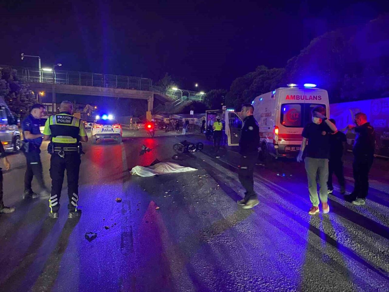 Kocaeli’nin İzmit ilçesinde geçmek istediği tıra takılarak düşen motosiklet sürücüsü,