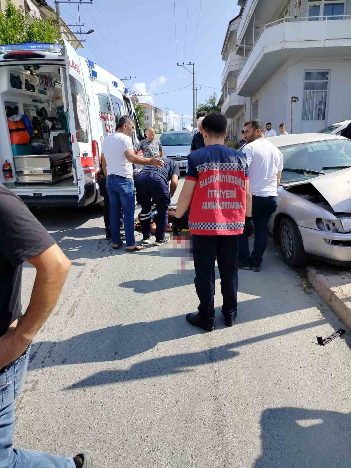 Sakarya’nın Kaynarca ilçesinde kontrolden çıkan otomobil, elektrik direğine çarptı. Meydana