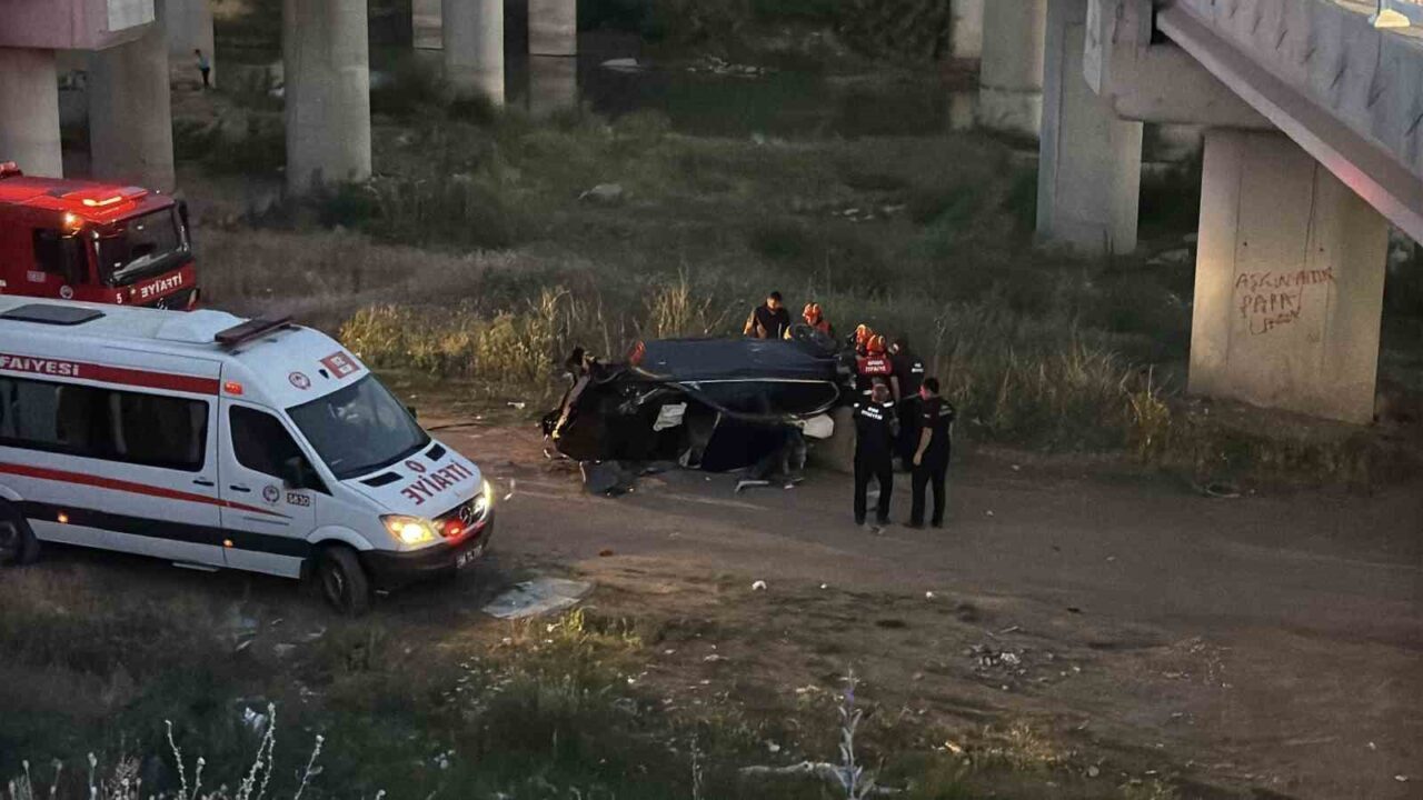 Sivas’ta aşırı hız nedeniyle kontrolden çıkan otomobilin Kızılırmak’a uçtuğu kazada