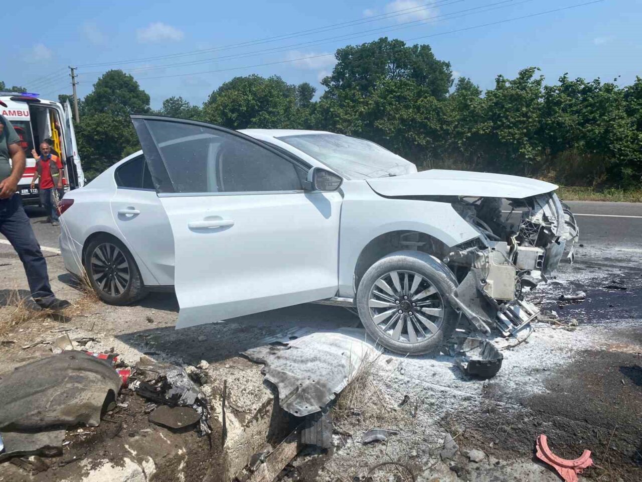 Sakarya’nın Karasu ilçesi D-650 kara yolunda kontrolden çıkan otomobil, refüje