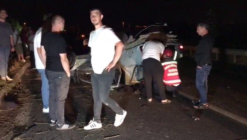 Sakarya’nın Kaynarca ilçesinde kontrolden çıkarak ters dönen otomobilde 2 kişi